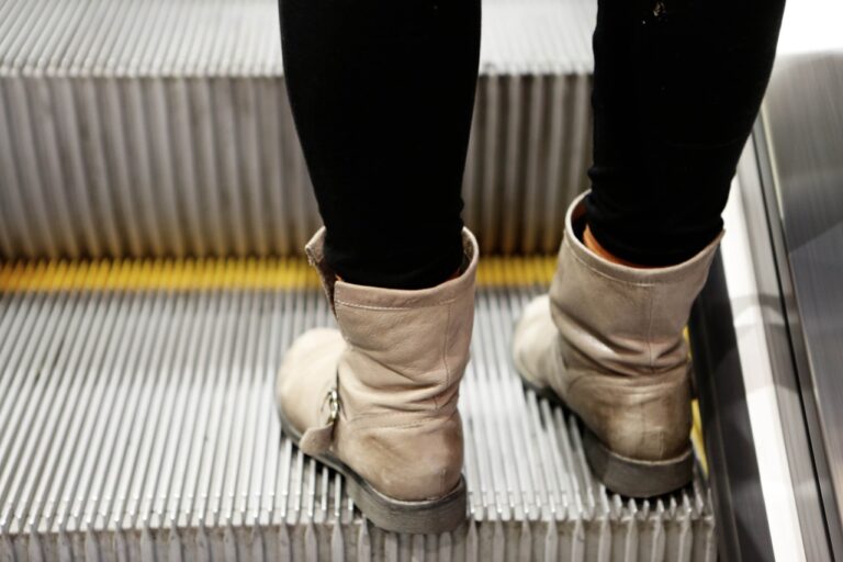 The Influence of Social Proof on Online Shopping Behavior
